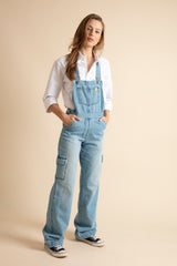 Mujer con peto denim azul claro