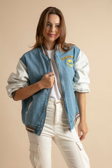 Chica con una chaqueta bomber vaquera