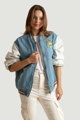 Chica con una chaqueta bomber vaquera