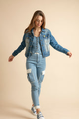 Chica con una chaqueta vaquera azul y pantalón denim azul claro