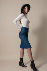 Mujer de perfil con una falda denim corta color azul oscuro