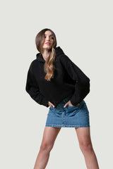 Chica posando con una falda denim corta y con tachuelas