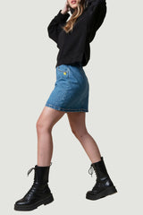 Falda vaquera corta con tachuelas vista de perfil