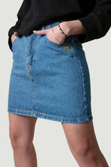 Detalle de nuestra falda denim con tachuelas