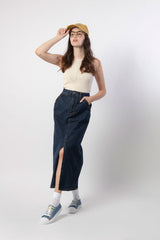 Mujer con top y falda denim oscura a pierna entera