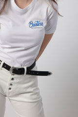 Detalles del logo de Bustins Jeans en nuestra camiseta blanca de algodón