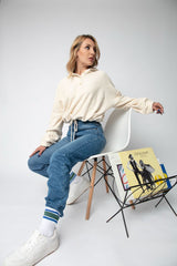 Mujer posando con jeans rectos oscuros