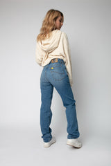 Chica con jeans oscuros de espaldas