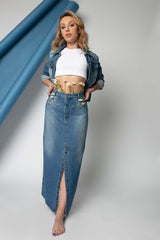 Chica rubia con una falda denim larga