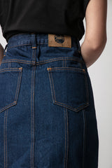 Detalle del tejido de una falda denim corta