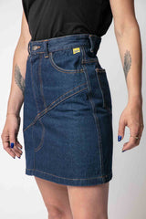 Chica con top negro y falda denim corta oscura