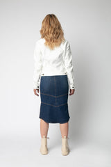 Parte trasera de una falda denim para mujer de color azul oscuro