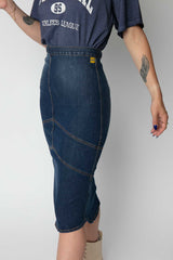 Falda denim a media pierna vista de cerca