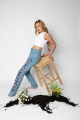 Jeans de mujer con adornos vintage en la pernera