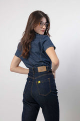 Chica con camisa y jeans azul oscuro