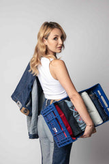 Mujer rubia con top blanco y unos jeans en color claro y oscuro