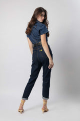 Vista trasera de chica con vaqueros tipo skinny color azul oscuro