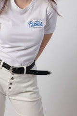 Detalle de vaqueros blancos para mujer