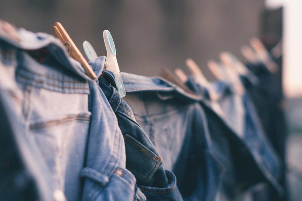 Pantalones jeans lavados y tendidos en exterior