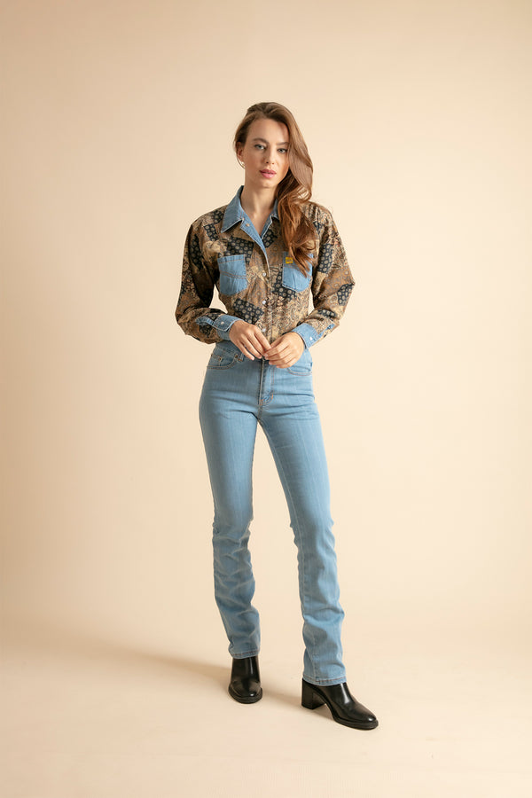 Jeans rectos para mujer combinados con camisa estampada
