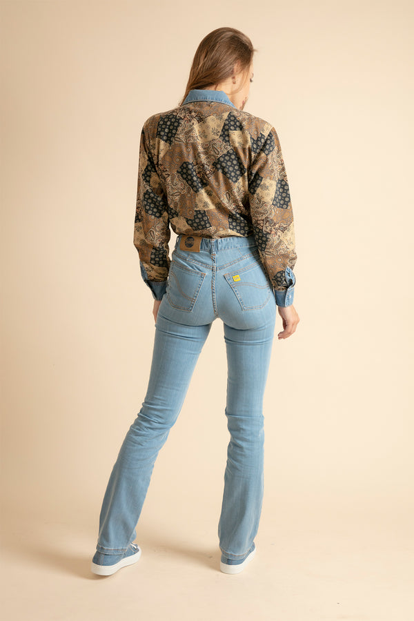 Woman in denim look with jeans and printed shirt