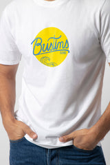 Logo amarillo de Bustins en el pecho de la camiseta