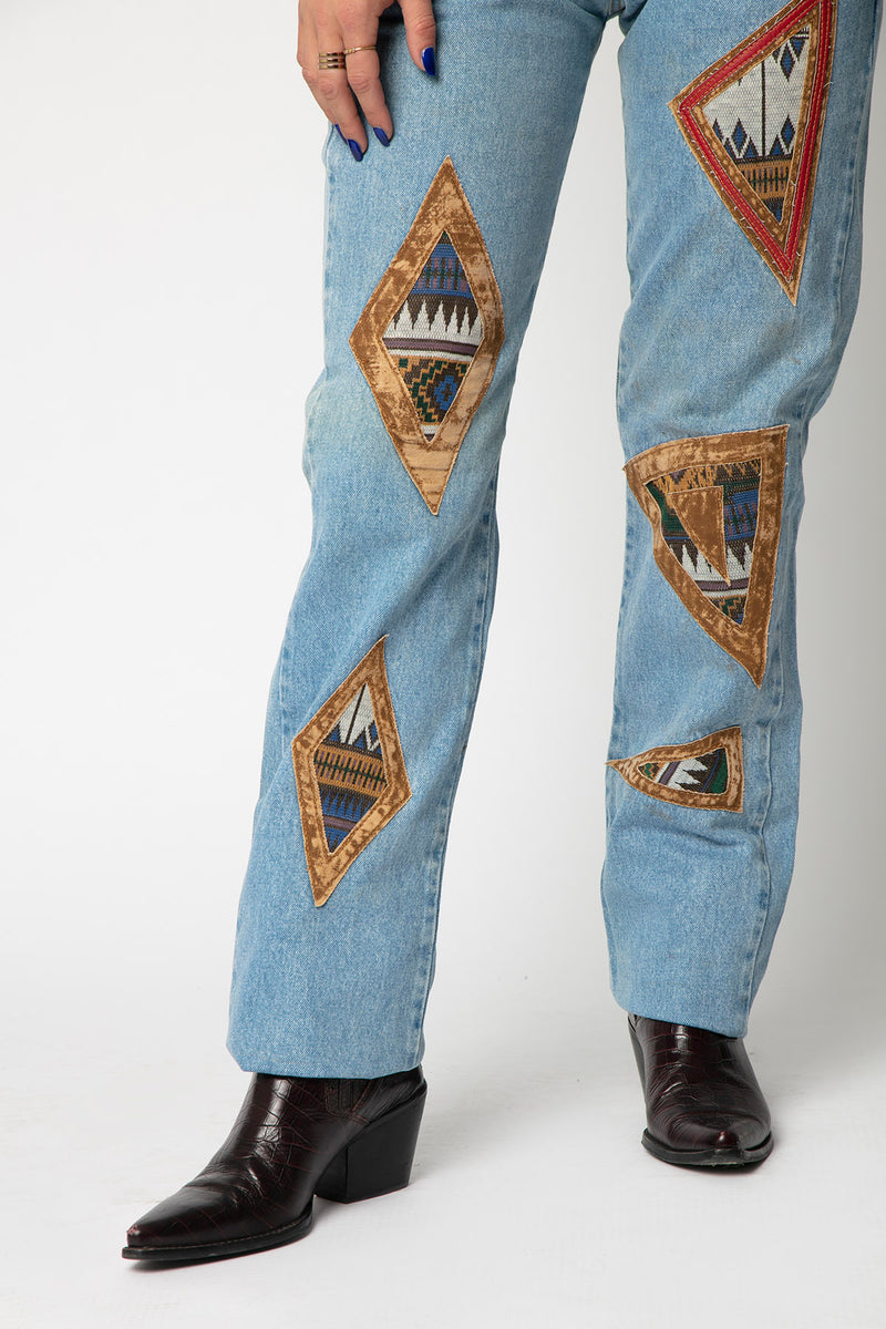 Parte inferior de unos jeans con parches estilo indígena