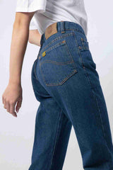 Lateral de unos jeans rectos para mujer