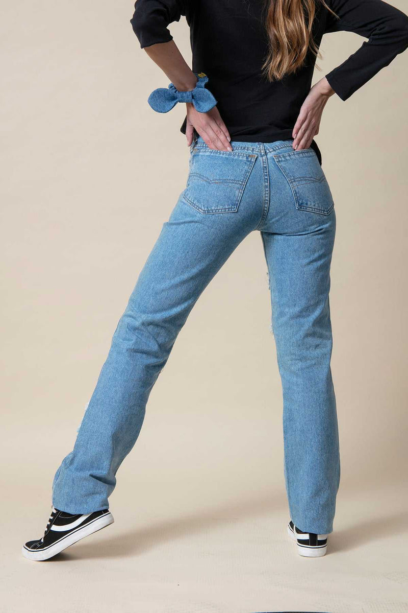 Detalle trasero de unos pantalones jeans para mujer en color azul claro