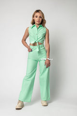 Chica con top y pantalones vaqueros color verde aguamarina